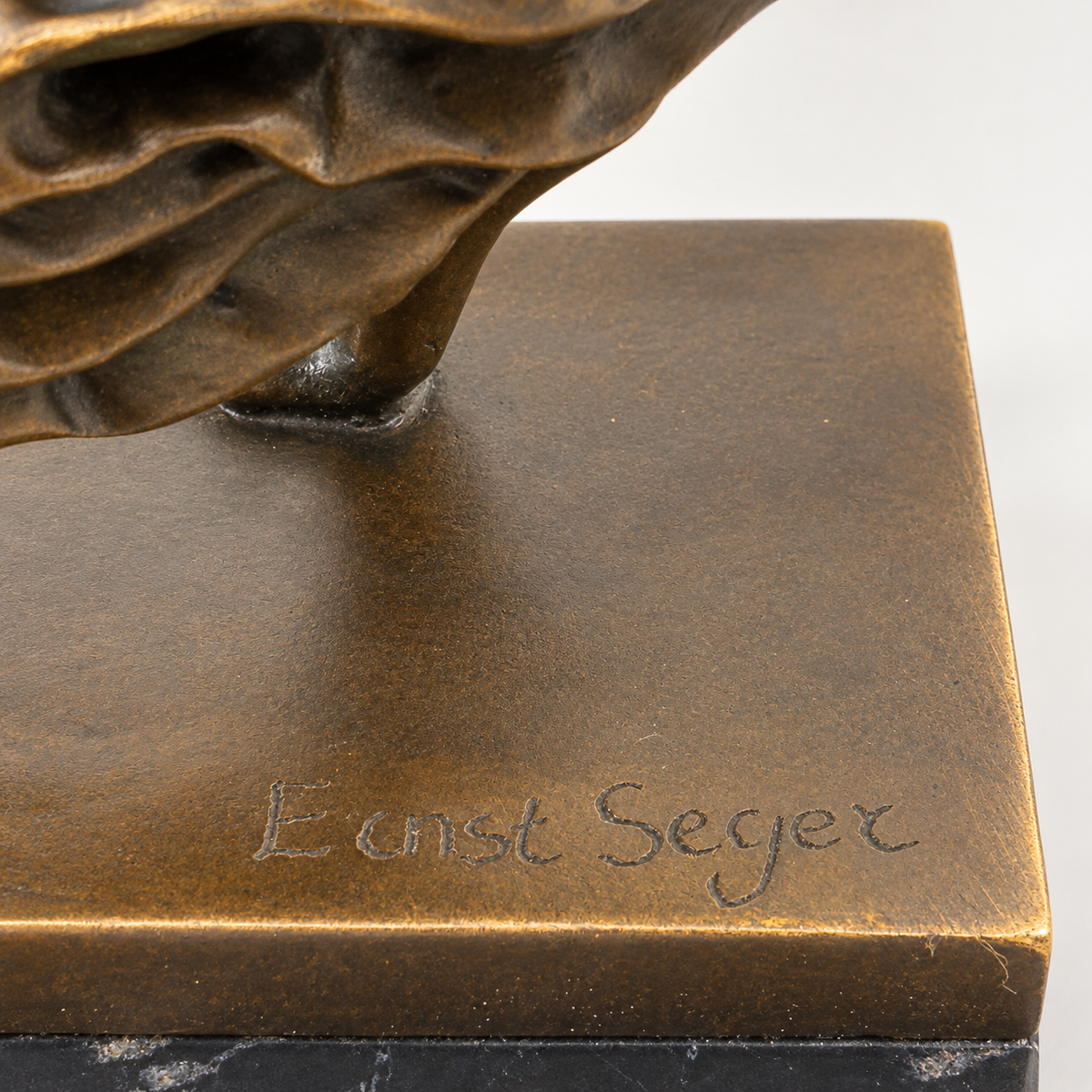 Nahaufnahme der Signatur Ernst Seger auf der Bronzeplinthe unter dem Kleid der Tänzerin.