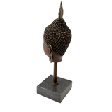 Buddha Kopf aus Bronze auf Sockel – seitliche Rückansicht mit sichtbarem Profil