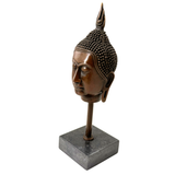 Buddha Kopf aus Bronze auf Sockel – schräge Vorderansicht mit Blick nach links