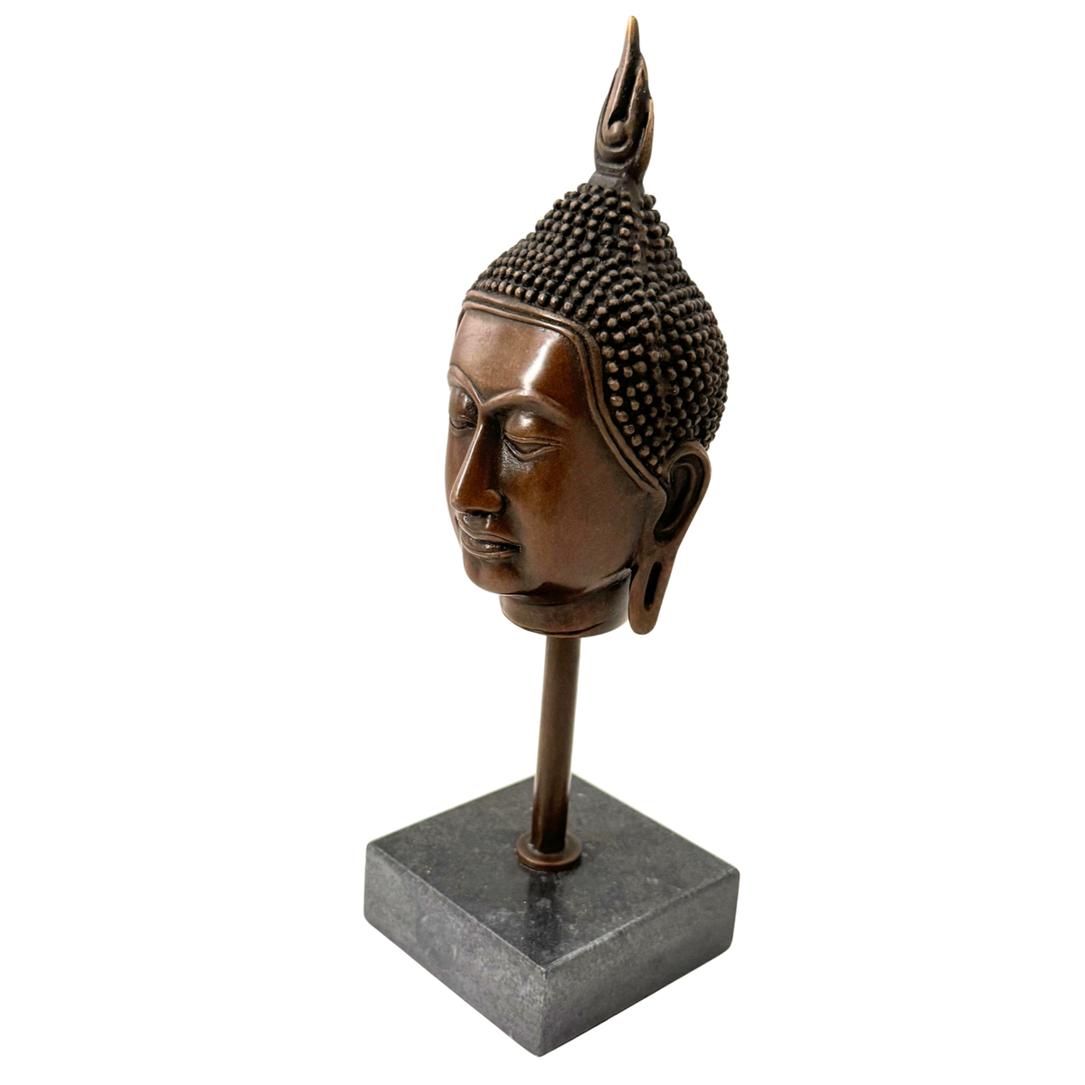 Buddha Kopf aus Bronze auf Sockel – schräge Vorderansicht mit Blick nach links