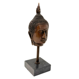 Buddha Kopf aus Bronze auf Sockel – schräge Vorderansicht mit Blick nach rechts