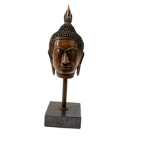 Buddha Kopf aus Bronze auf Sockel im Sukhothai-Stil – Frontalansicht