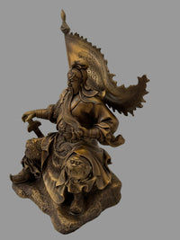 Chinesischer Krieger aus Bronze – Dreiviertelansicht der sitzenden Guan Yu Figur