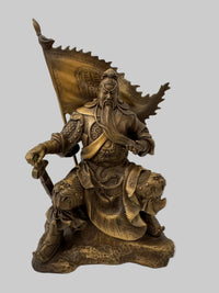 Chinesischer Krieger aus Bronze – Guan Yu Figur mit Fahne in frontaler Gesamtansicht