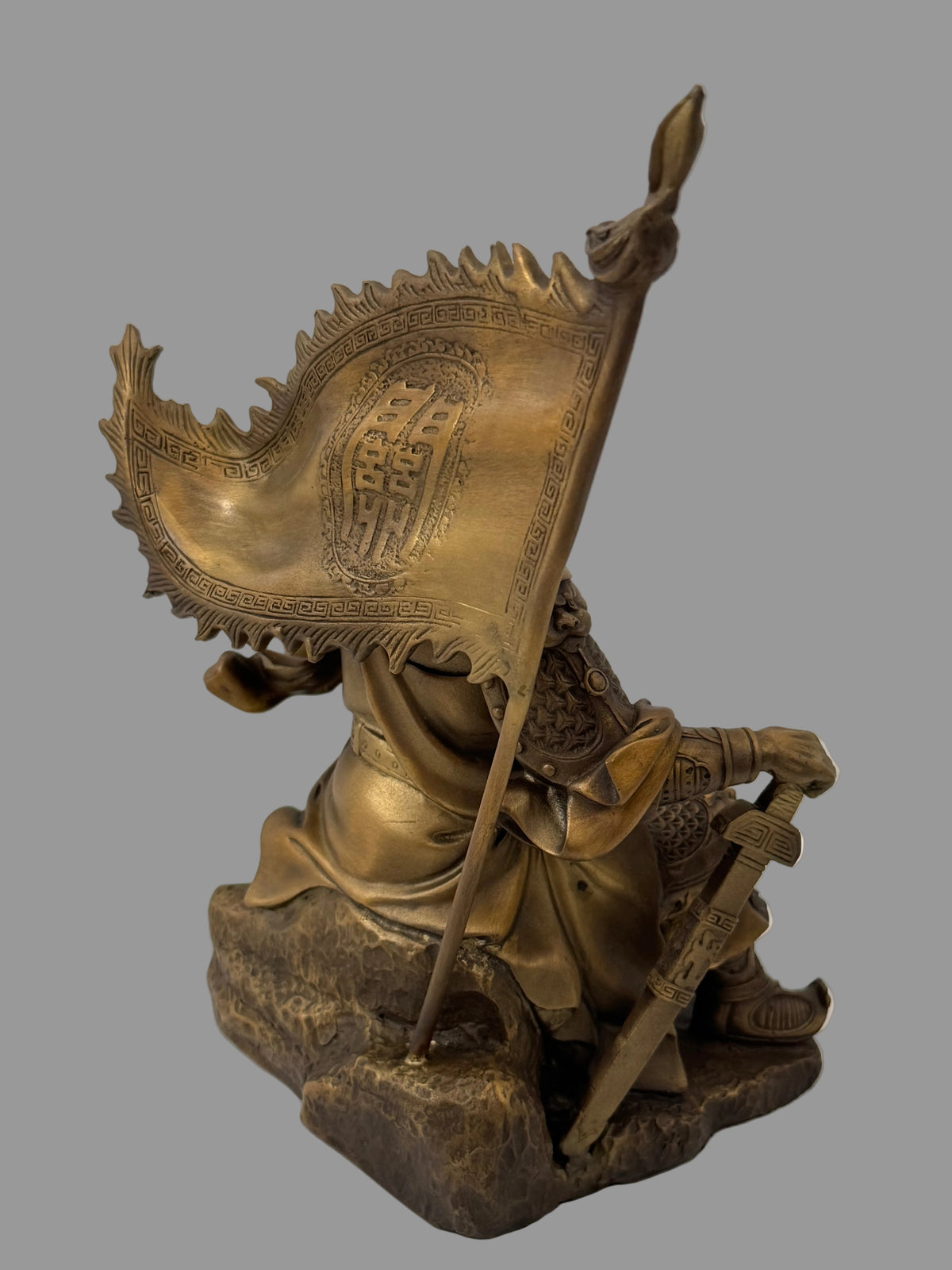 Chinesischer Krieger aus Bronze – schräge Rückansicht mit Rüstung und Fahne