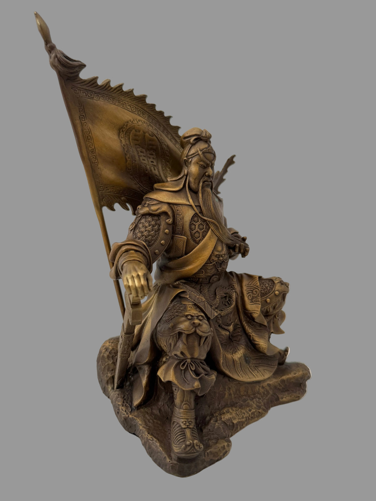 Chinesischer Krieger aus Bronze – seitliche Ansicht der Guan Yu Figur mit großer Fahne