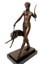 Diana Jagdgöttin aus Bronze nach Edward McCartan mit Jagdhund auf Marmorsockel – Gesamtansicht