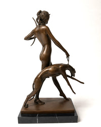 Bronzeskulptur Diana nach Edward McCartan mit Jagdhund – seitliche Gesamtansicht