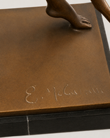 Signatur E. McCartan auf der Bronzeplinthe der Diana Jagdgöttin – Detailaufnahme
