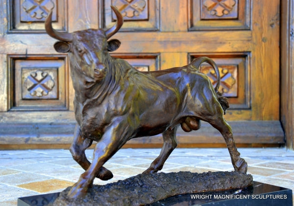 Taureau en bronze sur socle en marbre avec signature de l'artiste, patiné classique