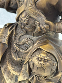 Chinesischer Krieger aus Bronze – Detailaufnahme der ornamentierten Rüstung und Drachenmotive