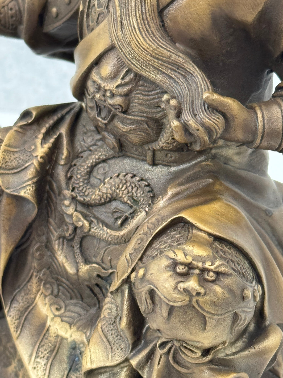 Chinesischer Krieger aus Bronze – Detailaufnahme der ornamentierten Rüstung und Drachenmotive