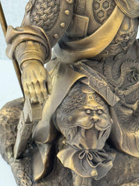 Guan Yu Figur aus Bronze – Detailaufnahme von Hand, Rüstung und plastischen Verzierungen