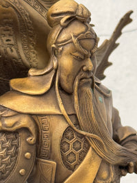 Guan Yu Bronzefigur – Detailaufnahme von Oberkörper, Kopfschmuck, Bart und Rüstung