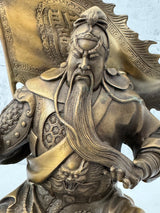 Guan Yu Bronzefigur – Detailaufnahme von Gesicht, Kopfschmuck und langem Bart