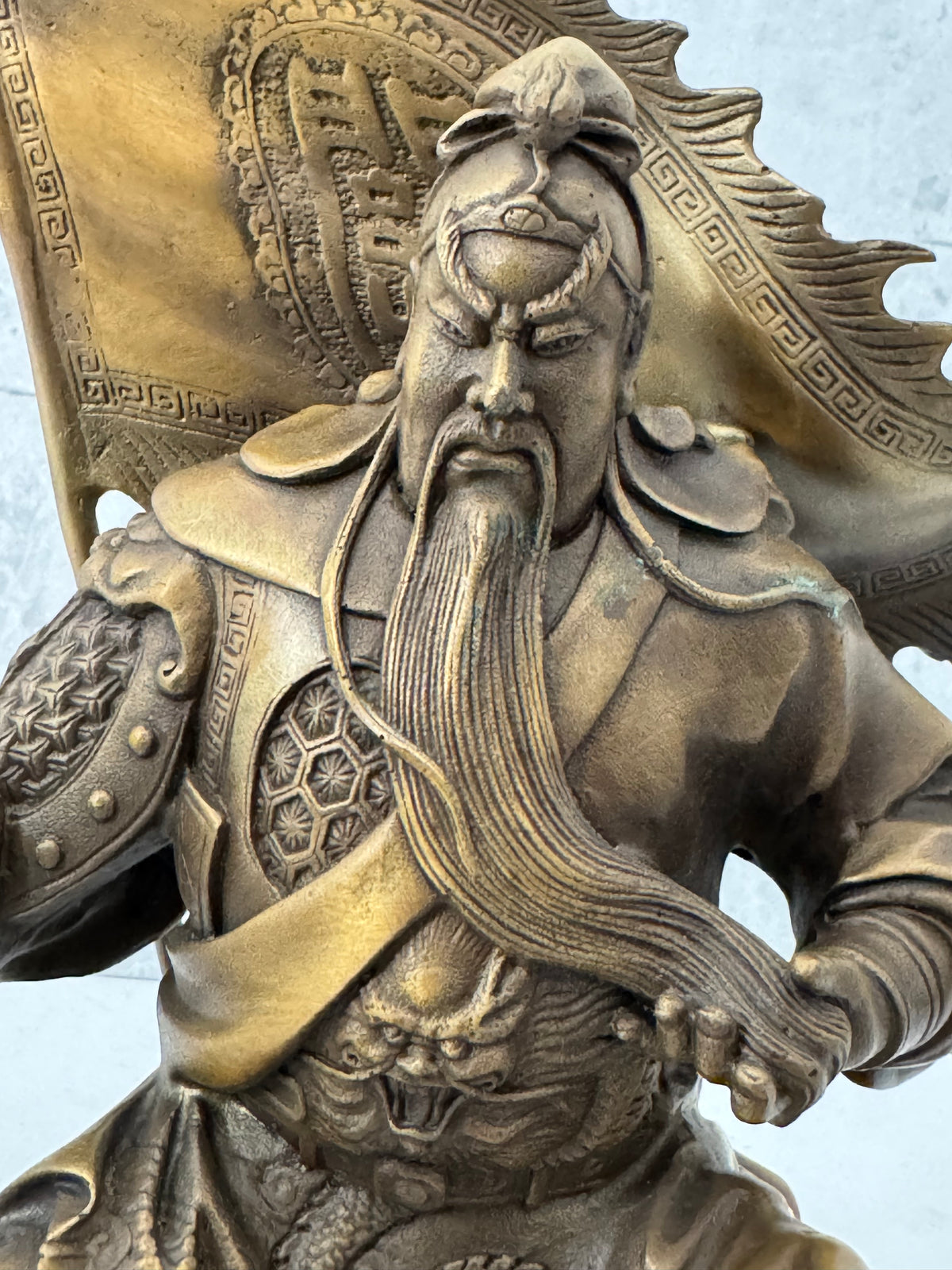 Guan Yu Bronzefigur – Detailaufnahme von Gesicht, Kopfschmuck und langem Bart