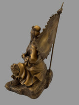 Guan Yu Bronzefigur – rückseitige Ansicht mit aufwendig gestalteter Fahne