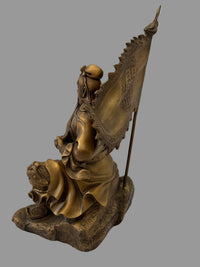 Guan Yu Bronzefigur – rückseitige Ansicht mit aufwendig gestalteter Fahne