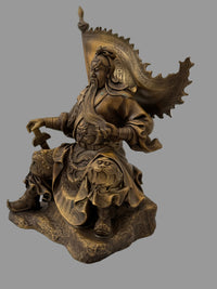 Guan Yu Figur aus Bronze – schräge Seitenansicht mit verzierter Rüstung und Fahne