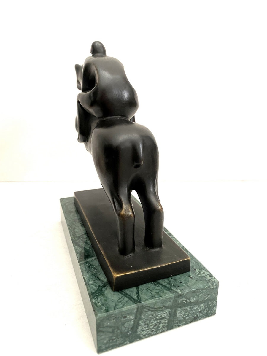 Jockey auf Pferd aus Bronze – rückseitige Gesamtansicht auf Marmorsockel