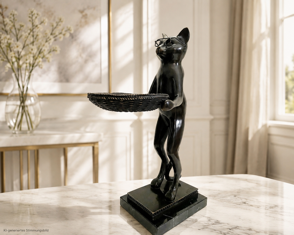 Katzen-Butler aus Bronze mit Korb – KI-Stimmungsbild im hellen Interieur 