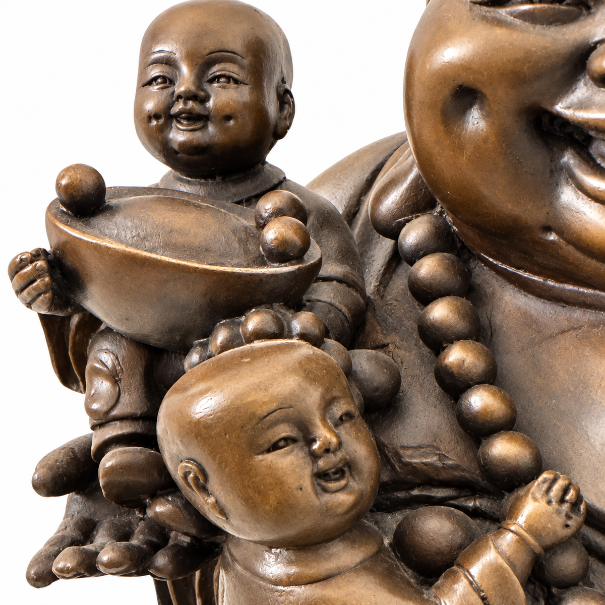 Lachender Buddha aus Bronze mit fünf Kindern – Detailaufnahme zweier Kinder mit Schale neben der Perlenkette.