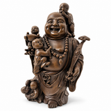 Lachender Buddha aus Bronze mit fünf Kindern in leicht schräger Gesamtansicht vor weißem Hintergrund.