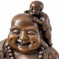Lachender Buddha aus Bronze mit fünf Kindern – Nahaufnahme des lächelnden Gesichts und des Kindes über seinem Kopf.