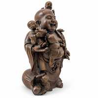 Lachender Buddha aus Bronze mit fünf Kindern in linker Schrägansicht mit Schale und Kindern am Fuß der Figur.