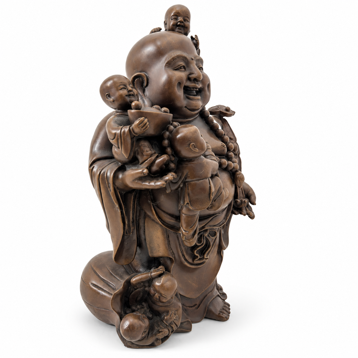 Lachender Buddha aus Bronze mit fünf Kindern in linker Schrägansicht mit Schale und Kindern am Fuß der Figur.