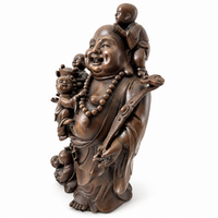 Lachender Buddha aus Bronze mit fünf Kindern in rechter Schrägansicht mit verziertem Zepter und Perlenkette.