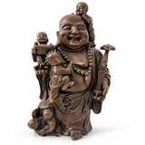 Lachender Buddha aus Bronze mit fünf Kindern, Perlenkette und verziertem Zepter in Vorderansicht.
