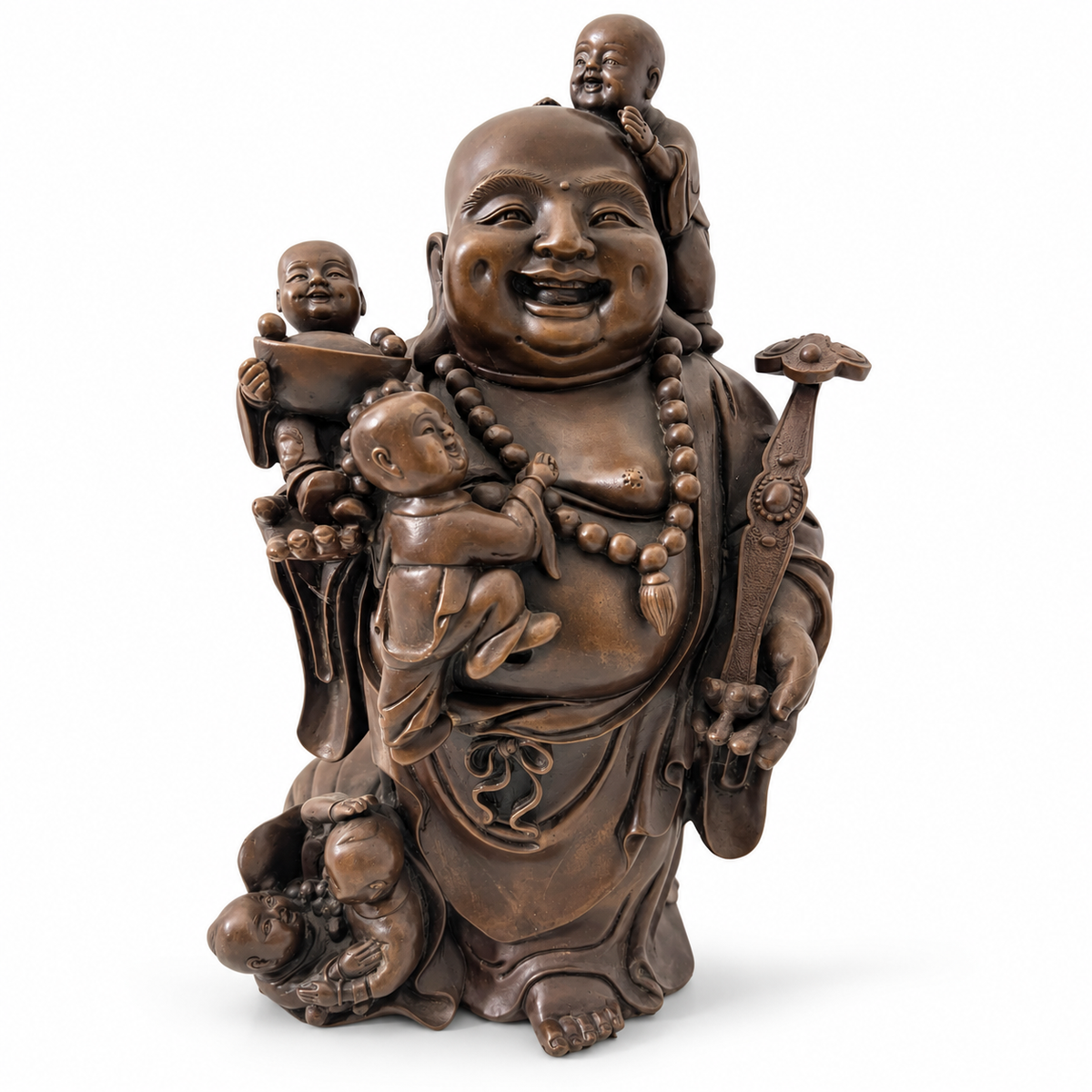 Lachender Buddha aus Bronze mit fünf Kindern, Perlenkette und verziertem Zepter in Vorderansicht.
