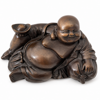 Liegender lachender Buddha aus Bronze mit Gefäß aus leicht erhöhter Perspektive