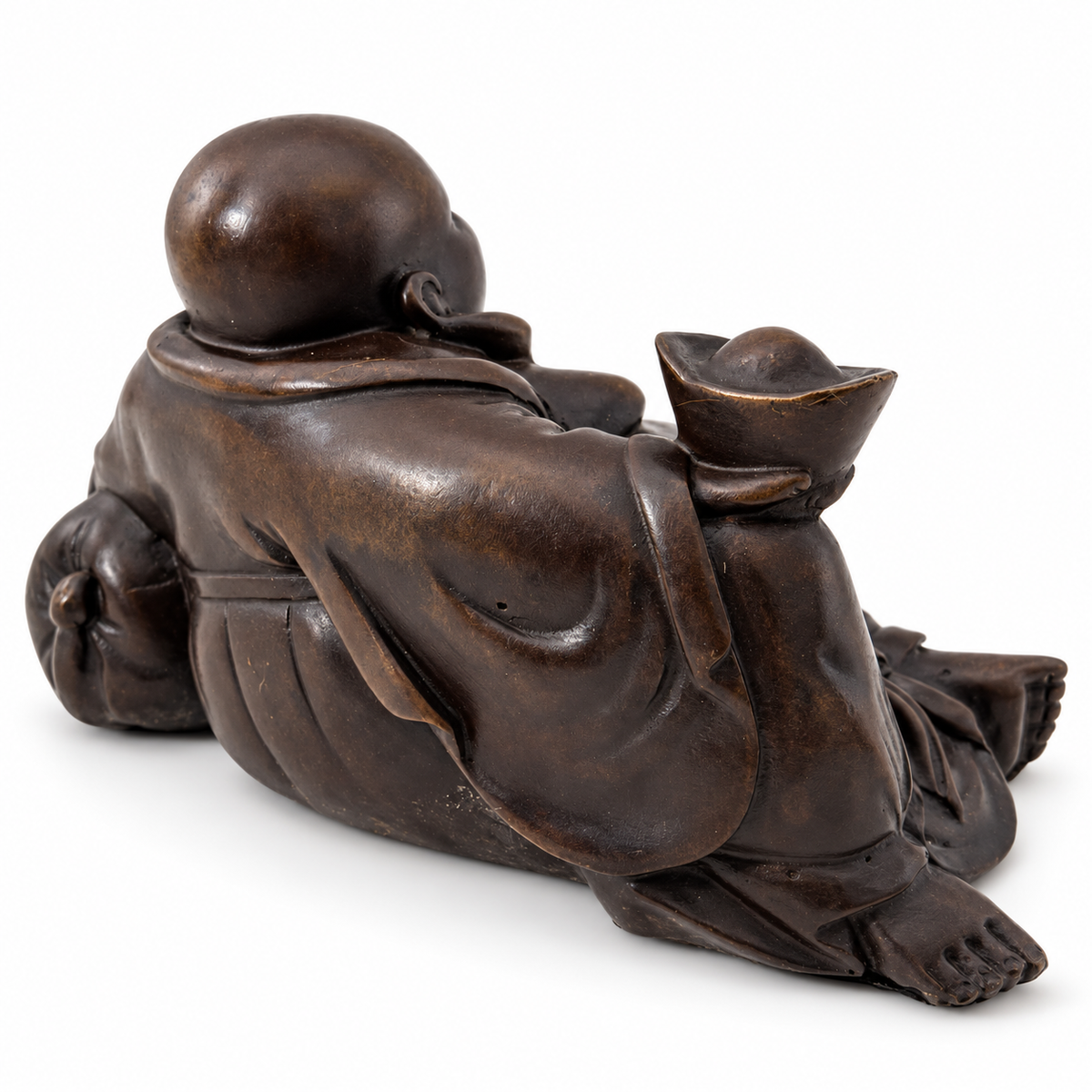 Rückansicht des liegenden lachenden Buddha aus Bronze mit detailliert gearbeitetem Gewand
