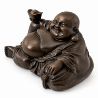 Liegender lachender Buddha aus Bronze mit Gewand und schalenförmigem Gefäß in seitlicher Ansicht