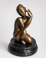 Modigliani Frauenakt aus Bronze – kniende Frauenfigur auf schwarzem Marmorsockel