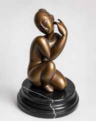 Modigliani Frauenakt aus Bronze – kniende Frauenfigur auf schwarzem Marmorsockel