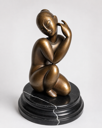 Modigliani Frauenakt aus Bronze – kniende Frauenfigur auf schwarzem Marmorsockel