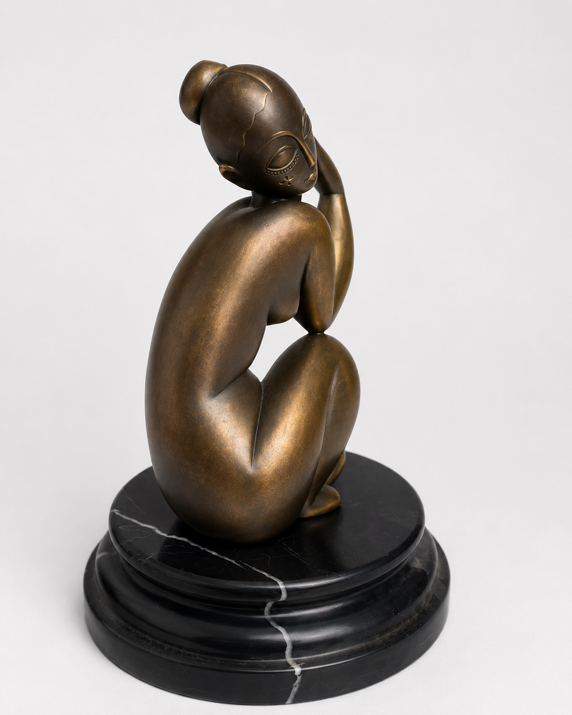 Modigliani Bronzeskulptur Frauenakt – seitliche Ansicht der knienden Figur