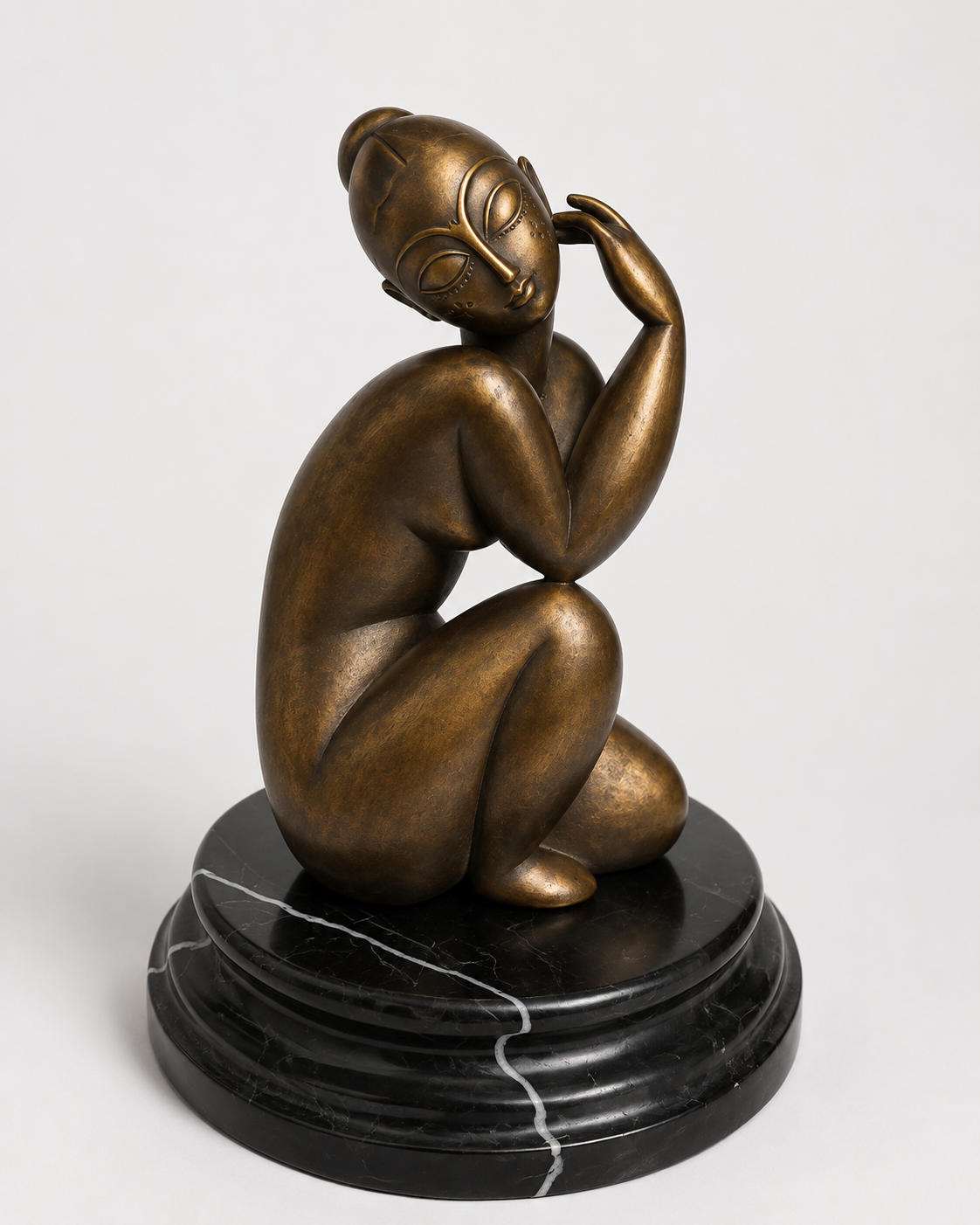Modigliani Bronzefigur Frauenakt – seitliche Dreiviertelansicht auf Marmorsockel