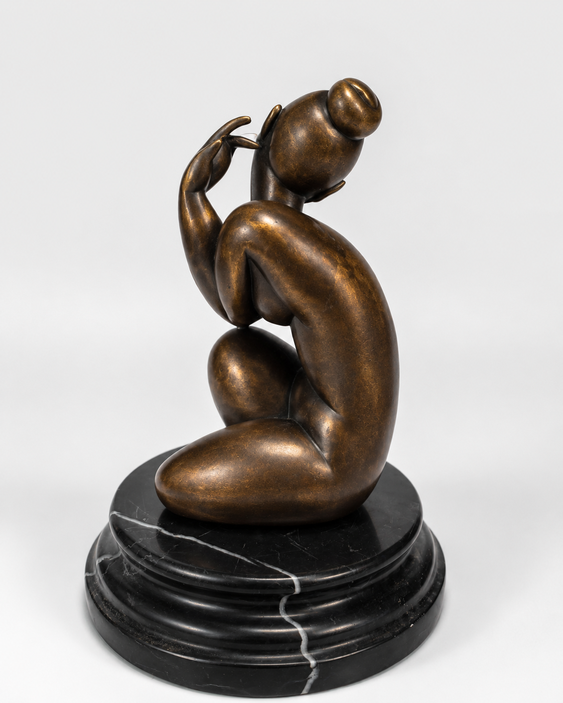 Modigliani Bronzefigur Frauenakt – seitliche Dreiviertelansicht auf Marmorsockel
