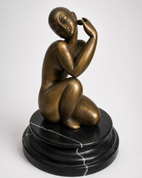 Modigliani Frauenakt aus Bronze – Vorderansicht auf schwarzem Marmorsockel