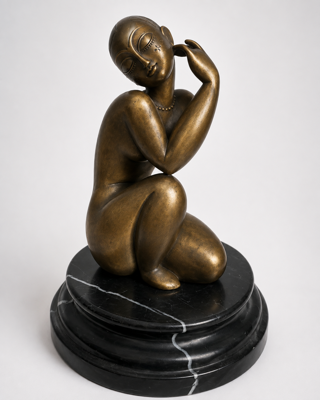 Modigliani Frauenakt aus Bronze – Vorderansicht auf schwarzem Marmorsockel