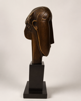 Bronzekopf nach Amedeo Modigliani – Seitennsicht auf schwarzem Marmorsockel