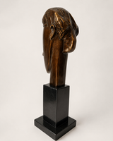 Modigliani Bronzeskulptur Kopf – Dreiviertelansicht  Rückseite auf schwarzem Marmorsockel
