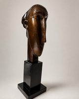 Bronzekopf nach Amedeo Modigliani – frontale Ansicht auf schwarzem Marmorsockel