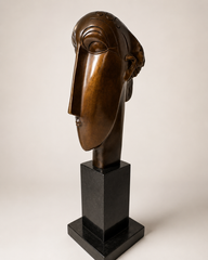 Bronzekopf nach Amedeo Modigliani auf schwarzem Marmorsockel – Gesamtansicht