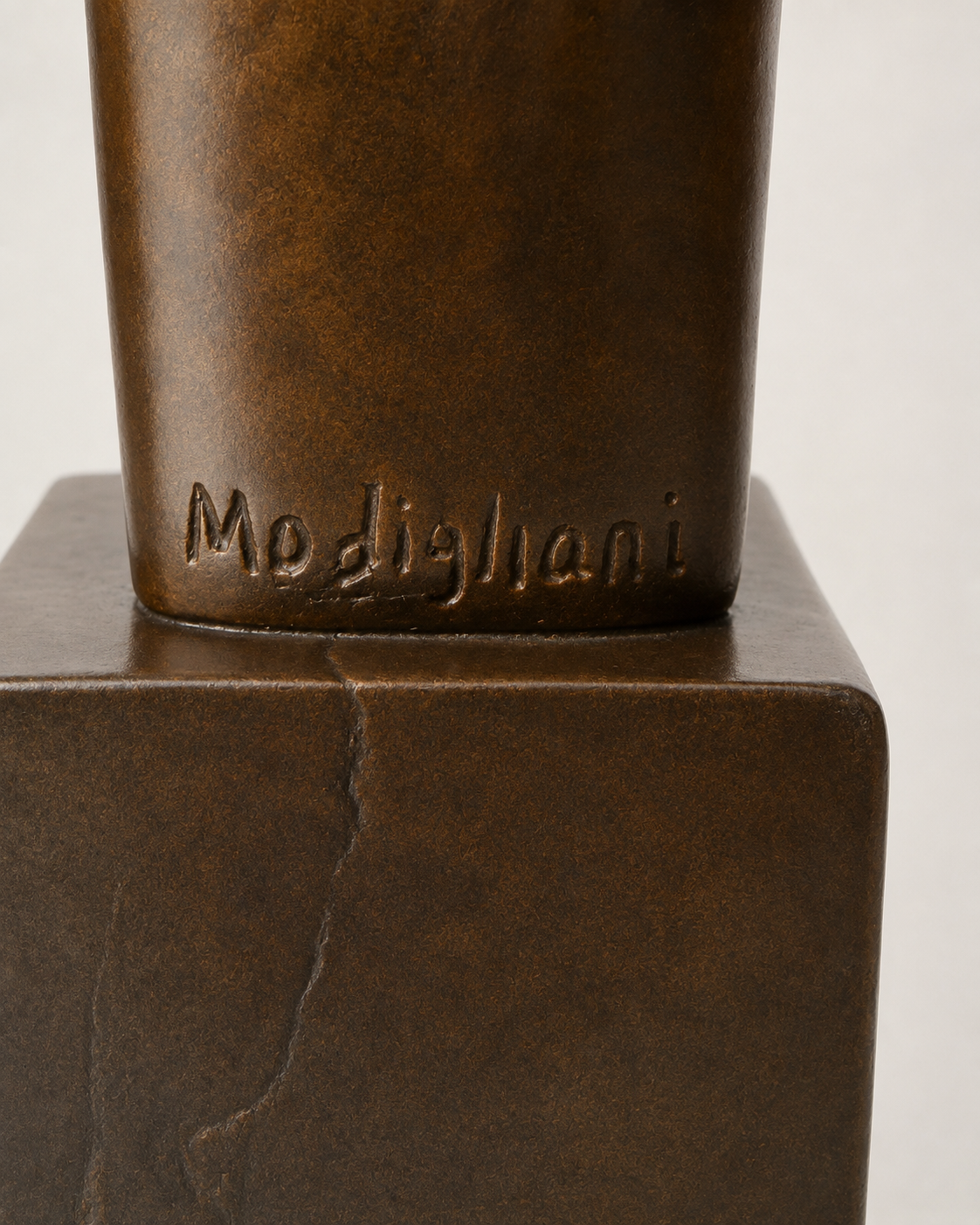 Signatur Modigliani auf der Bronzeplinthe – Detailaufnahme der Skulptur