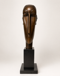 Modigliani Bronzeskulptur Kopf – weitere Vorderansicht mit langgezogenem Gesicht